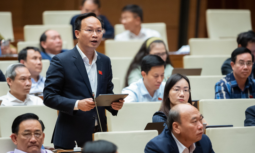 Đại biểu Phạm Văn Thịnh phát biểu tại phiên họp.