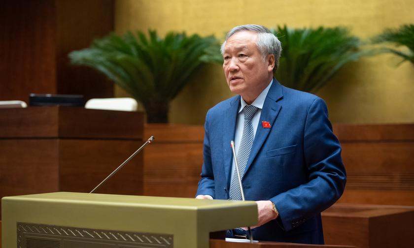 Chánh án Tòa án nhân dân tối cao Nguyễn Hòa Bình trình bày Báo cáo công tác của Tòa án nhân dân năm 2023 tại phiên họp.