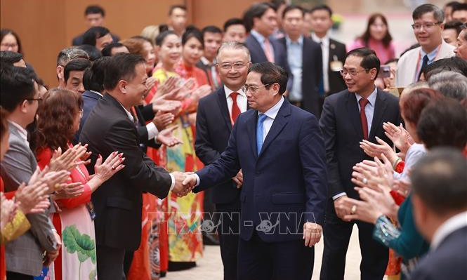 Thủ tướng Phạm Minh Chính với các kiều bào tiêu biểu dự Chương trình Xuân Quê hương 2023. Ảnh: TTXVN