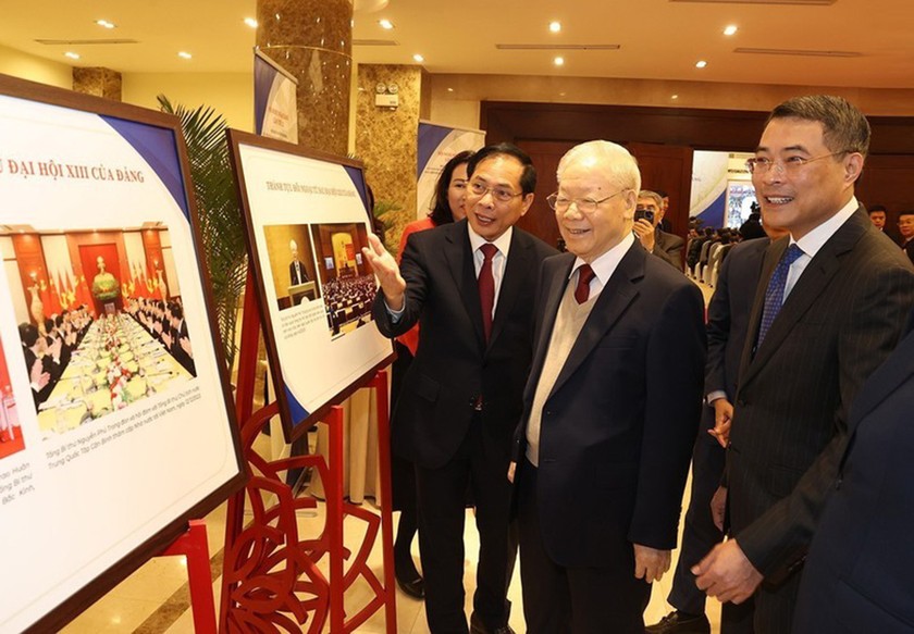 Tổng Bí thư Nguyễn Phú Trọng cùng các đại biểu tham quan trưng bày ảnh về ngoại giao Việt Nam. Ảnh: TTXVN