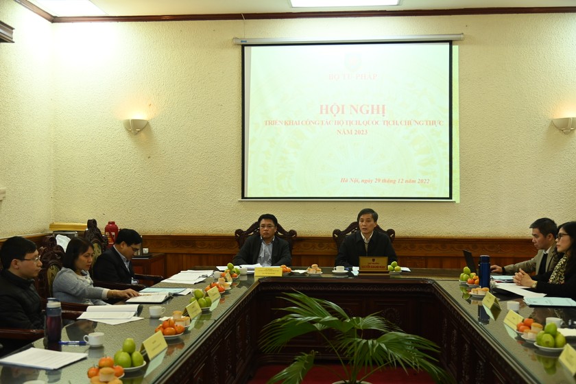 Thứ trưởng Nguyễn Khánh Ngọc và Cục trưởng Cục Hộ tịch, quốc tịch, chứng thực Nguyễn Thanh Hải chủ trì Hội nghị.