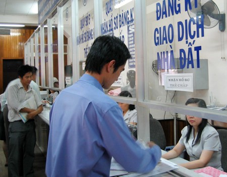 Người dân thực hiện các giao dịch liên quan đến nhà đất (ảnh minh họa).