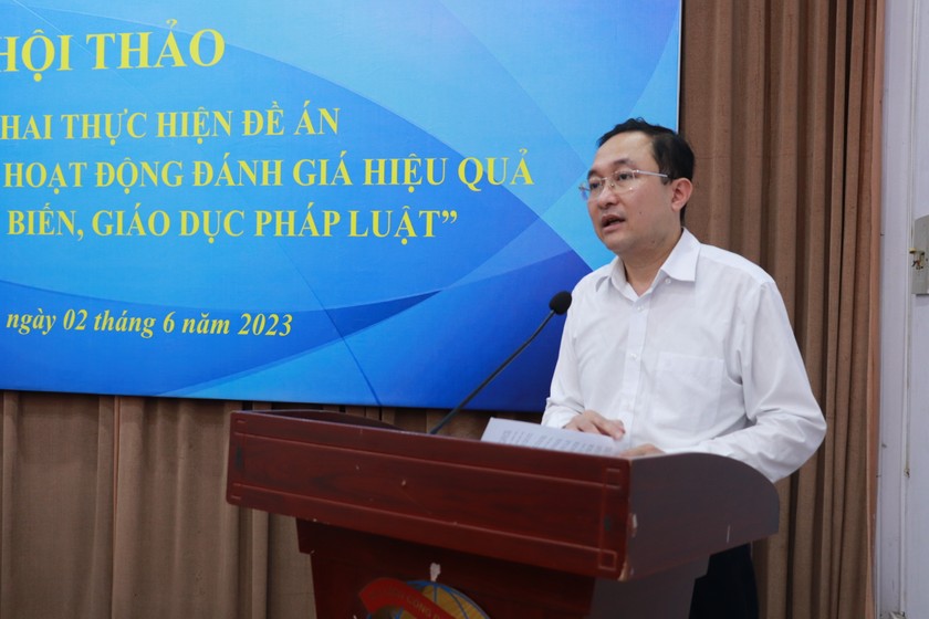 Phó Vụ trưởng Vụ PBGDPL Phan Hồng Nguyên trình bày các nội dung chính của Khung tiêu chí.