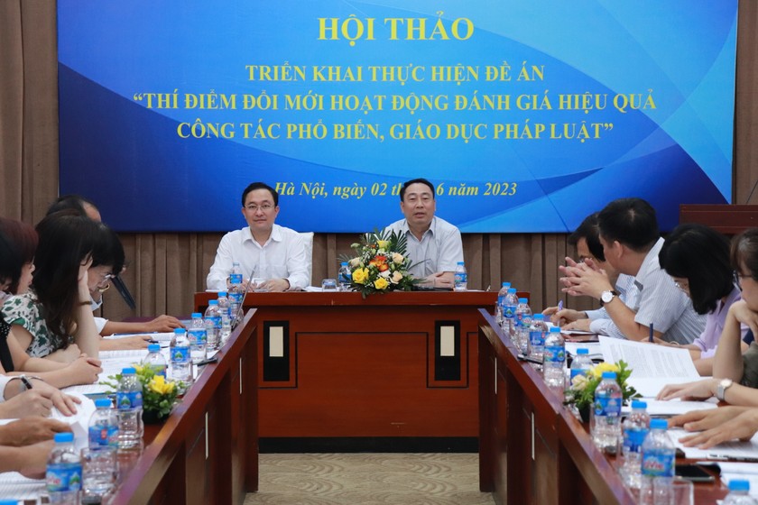 Vụ trưởng Vụ PBGDPL Lê Vệ Quốc và Phó Vụ trưởng Vụ PBGDPL Phan Hồng Nguyên chủ trì Hội thảo.