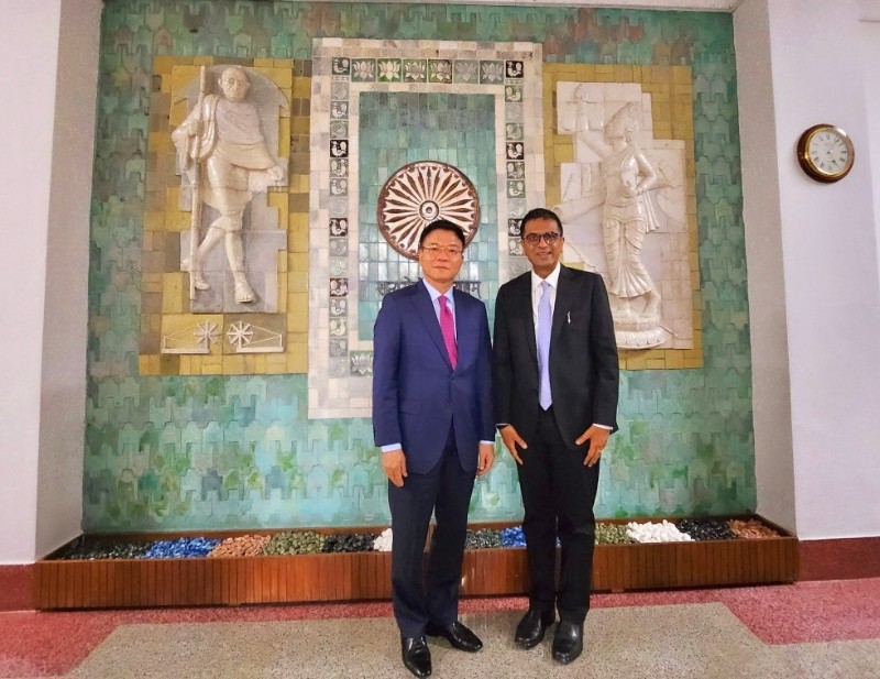 Bộ trưởng Lê Thành Long chụp hình lưu niệm với Chánh án tối cao Ấn Độ.