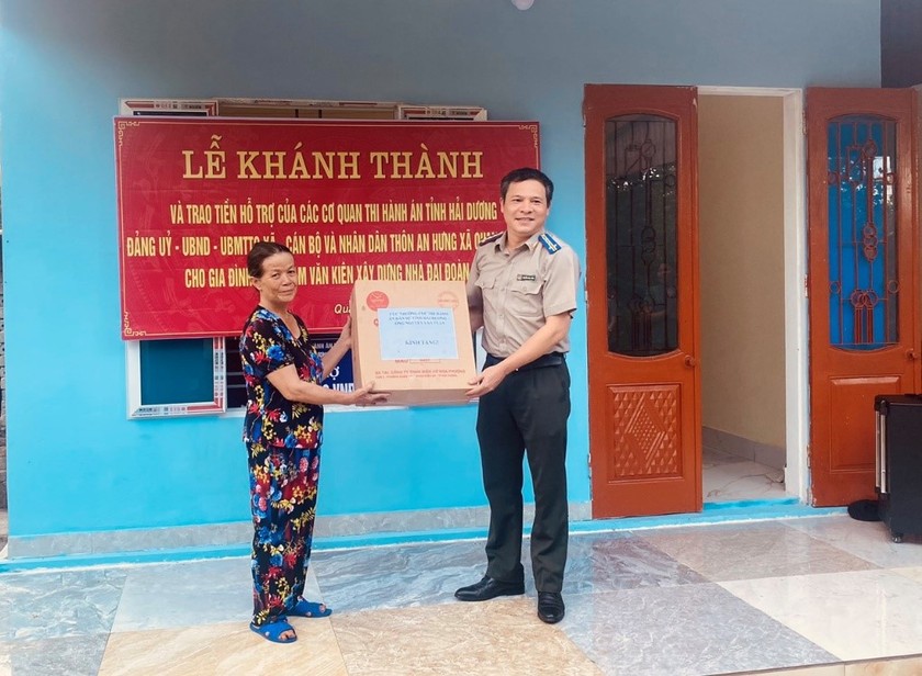Cục trưởng Nguyễn Văn Tuấn tặng quà cho gia đình ông Kiên.