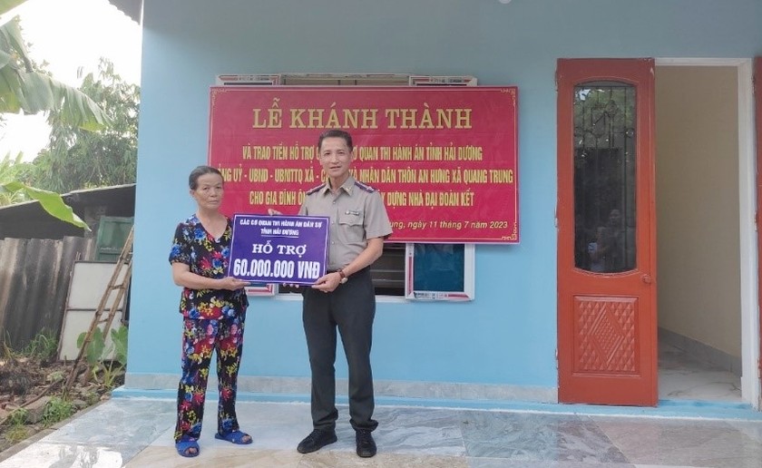 Phó Cục trưởng Đoàn Đình Chiến trao tiền hỗ trợ xây dựng nhà Đại đoàn kết cho gia đình ông Phạm Văn Kiên.