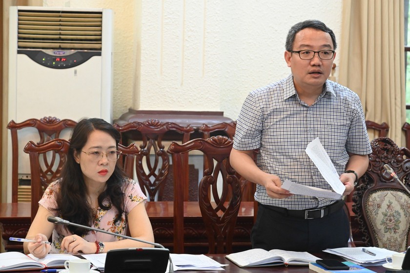 Cục trưởng Cục Kiểm tra VBQPPL Hồ Quang Huy báo cáo tiến độ triển khai các công việc.