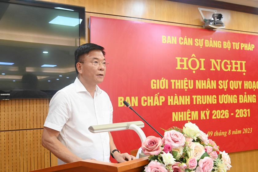 Bộ trưởng Lê Thành Long phổ biến một số nội dung.