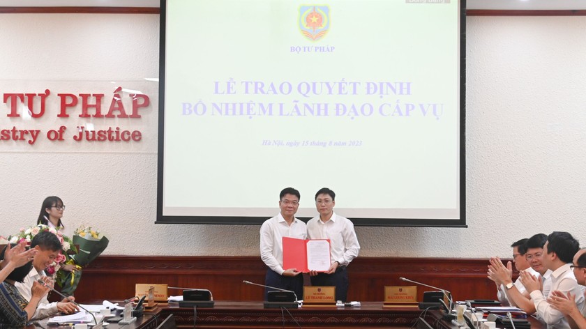 Bộ trưởng Bộ Tư pháp Lê Thành Long trao quyết định bổ nhiệm Chánh Văn phòng Bộ cho đồng chí Đỗ Xuân Quý.