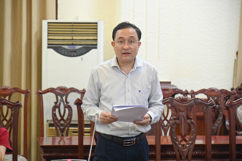 Phó Cục trưởng Cục Phổ biến giáo dục pháp luật Phan Hồng Nguyên báo cáo tại cuộc họp.