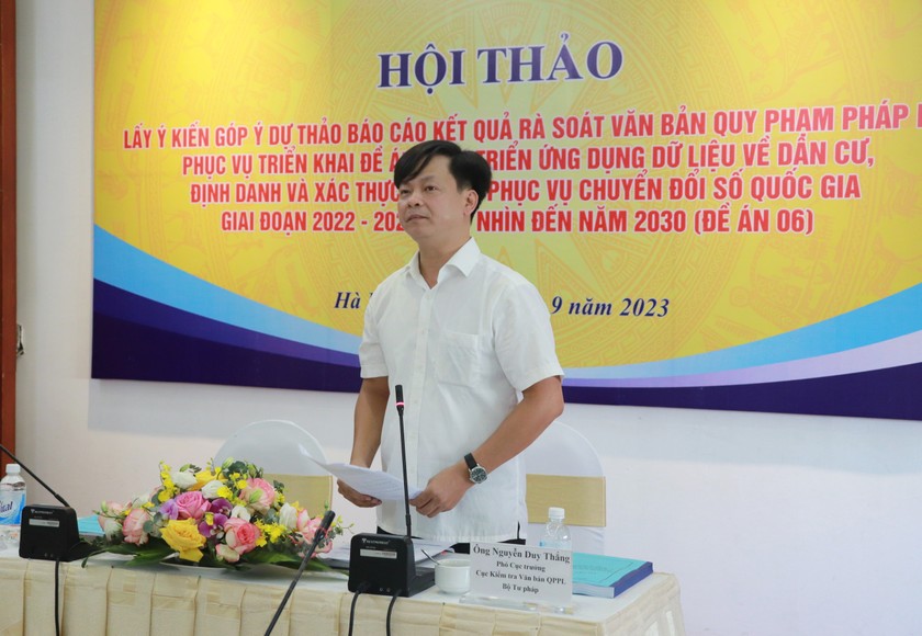 Ông Nguyễn Duy Thắng, Phó Cục trưởng Cục Kiểm tra VBQPPL, Bộ Tư pháp trình bày dự thảo báo cáo.