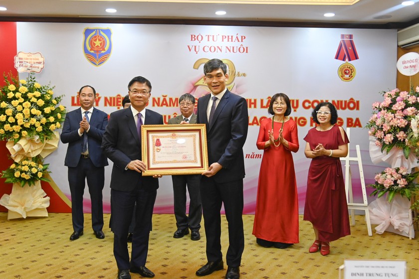 Bộ trưởng Lê Thành Long trao tặng Huân chương Lao động hạng Ba cho Vụ Con nuôi.