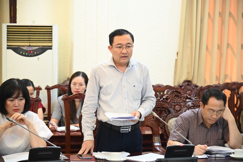 Phó Cục trưởng Cục Phổ biến giáo dục pháp luật Phan Hồng Nguyên báo cáo về công tác chuẩn bị vòng thi khu vực miền Nam. ảnh 1