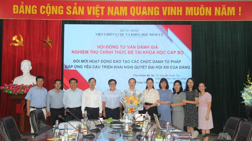 Ban Chủ nhiệm đề tài chụp ảnh lưu niệm cùng Hội đồng nghiệm thu.