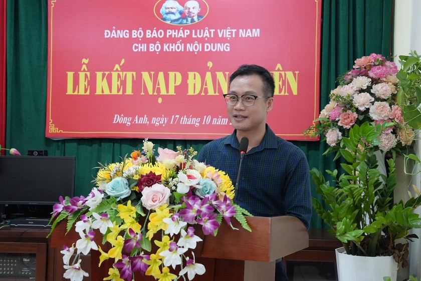 Đồng chí Trần Ngọc Hà, Uỷ viên Ban Chấp hành Đảng bộ, Phó Tổng Biên tập Báo Pháp luật Việt Nam phát biểu giao nhiệm vụ cho 2 đảng viên mới.