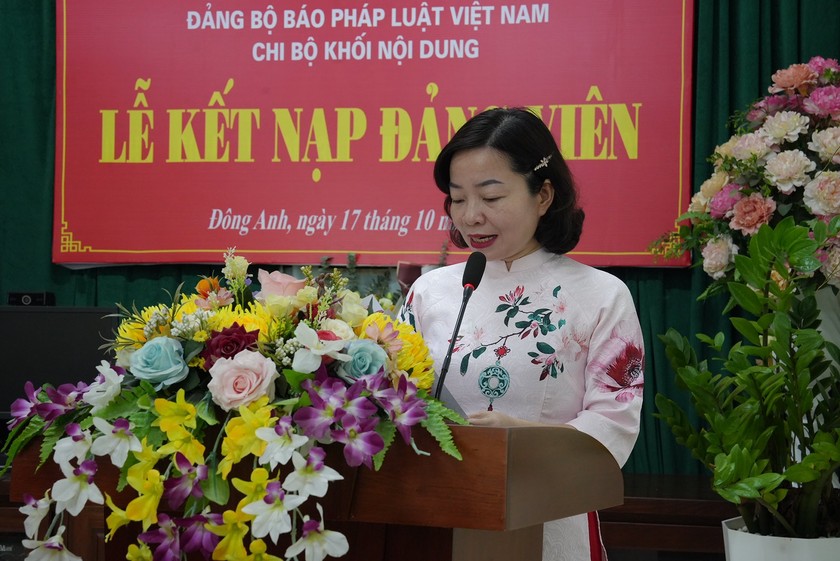 Phó Bí thư chi bộ Khối Nội dung Nguyễn Quỳnh Lưu công bố quyết định kết nạp đảng viên.