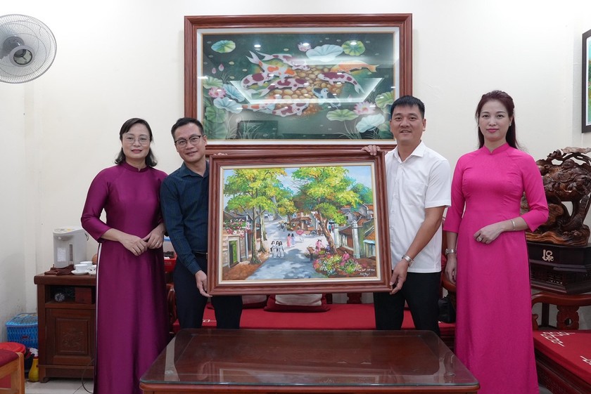 Lãnh đạo Báo Pháp luật Việt Nam và đại diện Chi bộ Khối Nội dung tặng quà lưu niệm cho UBND xã Cổ Loa, huyện Đông Anh, Hà Nội.