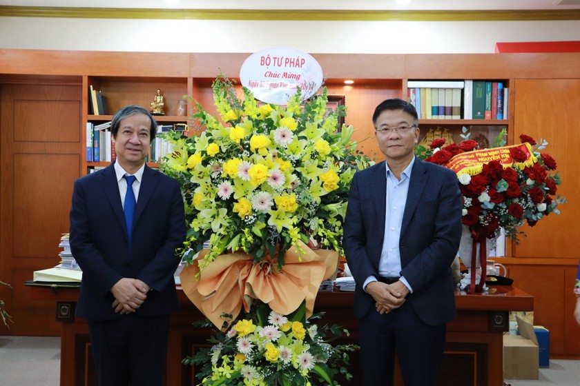 Bộ trưởng Bộ Giáo dục và Đào tạo Nguyễn Kim Sơn (trái) và Bộ trưởng Bộ Tư pháp Lê Thành Long (phải).
