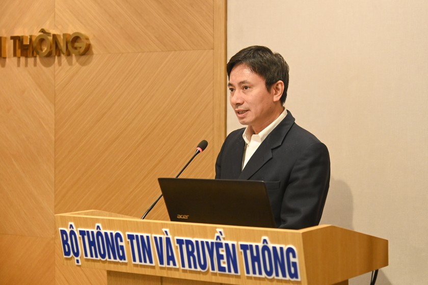 Ông Phạm Quốc Hoàn, Phó Giám đốc Trung tâm chứng thực điện tử quốc gia, Bộ Thông tin và Truyền thông giới thiệu một số nội dung cơ bản của Luật Giao dịch điện tử (sửa đổi).