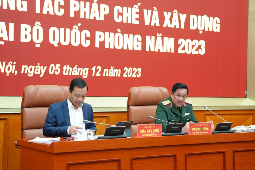 Thứ trưởng Bộ Tư pháp Trần Tiến Dũng và Thượng tướng Võ Minh Lương, Thứ trưởng Bộ Quốc phòng chủ trì, điều hành buổi làm việc.

