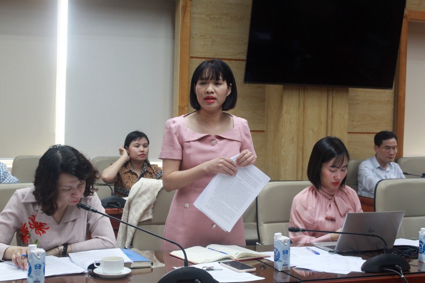 Bà Đinh Thị Thu Thủy, Phó Vụ trưởng Vụ Pháp chế, Bộ Y tế trình bày báo cáo.