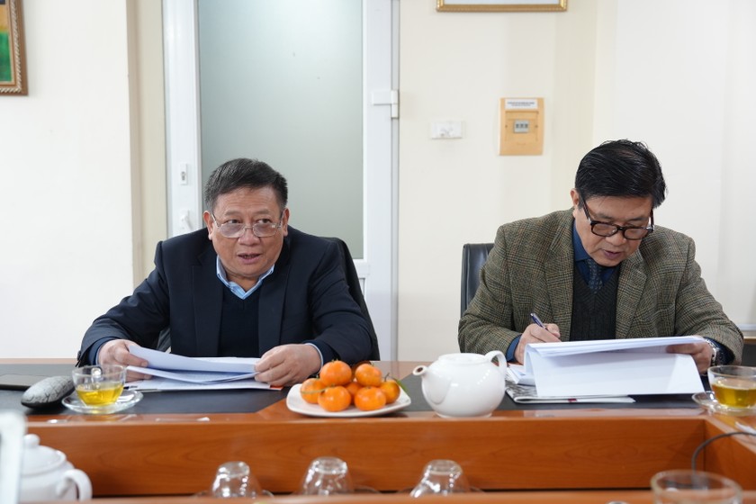 Ông Đỗ Ngọc Thịnh, Chủ tịch Liên đoàn Luật sư Việt Nam (phải) và ông Trần Văn Quảng, Phó Trưởng Ban nghiên cứu, xây dựng và phổ biến pháp luật, Hội Luật gia Việt Nam (trái).