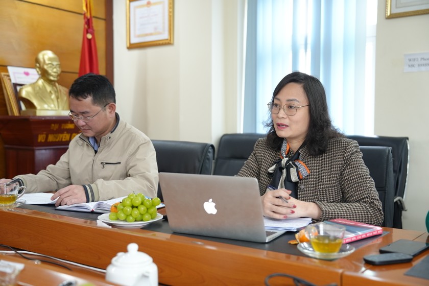 Phó Tổng biên tập Báo Pháp luật Việt Nam Vũ Hồng Thúy góp ý.