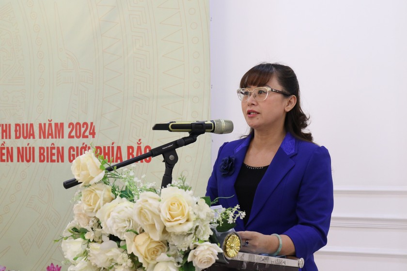 Bà Giàng Thị Dung, Phó chủ tịch UBND tỉnh Lào Cai phát biểu chào mừng hội nghị.
