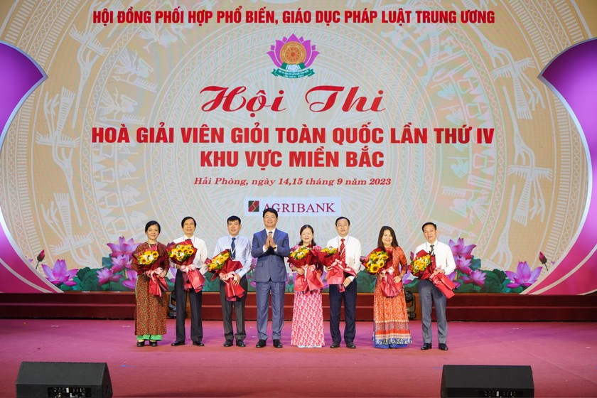 Thứ trưởng Bộ Tư pháp Nguyễn Thanh Tịnh tặng hoa cho Ban Tổ chức.