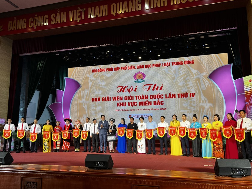 Thứ trưởng Bộ Tư pháp Nguyễn Thanh Tịnh tặng cờ thi đua cho 26 đội thi miền Bắc.