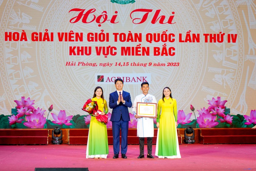 Thứ trưởng Bộ Tư pháp Nguyễn Thanh Tịnh trao giải cho đội Hà Tĩnh, đạt giải Nhất vòng loại miền Bắc ảnh 7