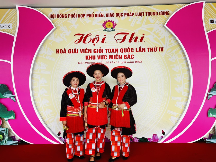 Trang phục của các hoà giải viên Cao Bằng tại hội thi. ảnh 1