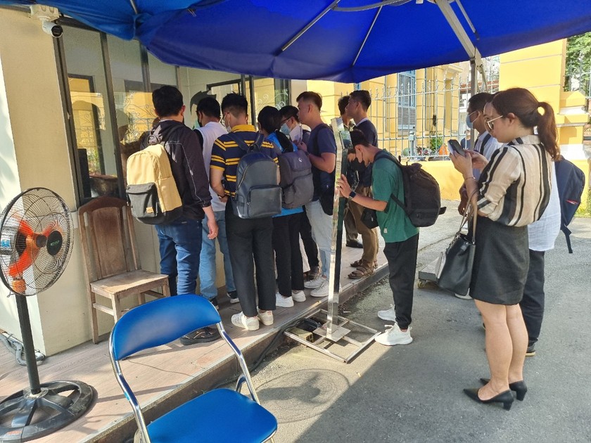 Nhiều phóng viên của các cơ quan báo chí đăng ký thẻ tác nghiệp phiên tòa Nguyễn Phương Hằng vào chiều 19/9 tại TAND TP.HCM