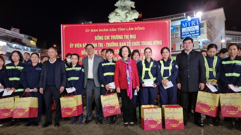 Bà Trương Thị Mai- Trưởng ban Tổ chức Trung ương tặng quà công nhân lao động đêm giao thừa.