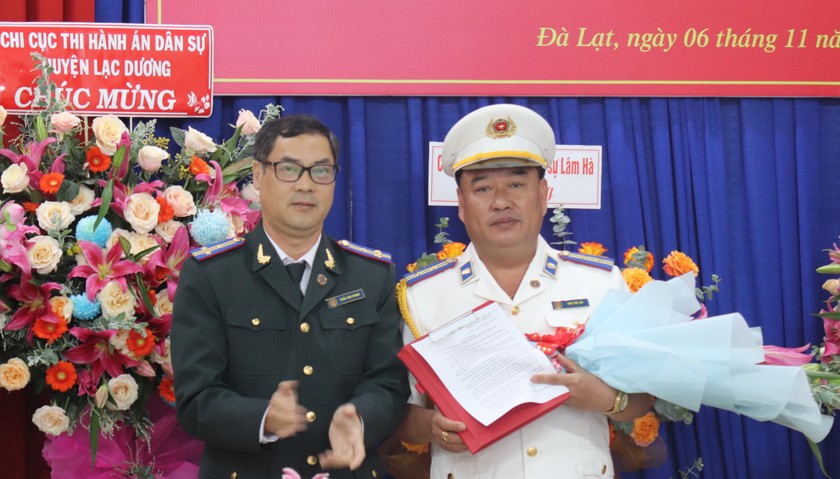 Ông Trần Văn Phong - Phó Cục trưởng Cục THADS trao quyết định điều động, bổ nhiệm cho ông Đinh Hữu Chí.