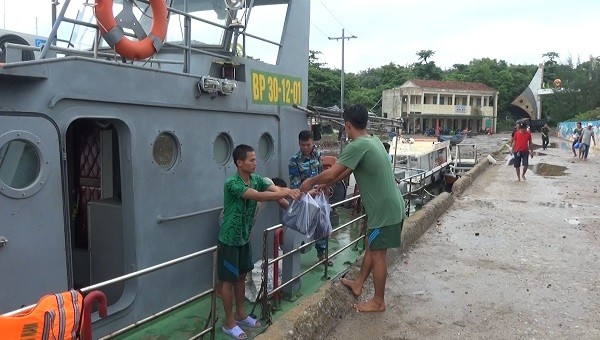 Bộ đội biên phòng Quảng Trị đưa các nạn nhân vào bờ an toàn