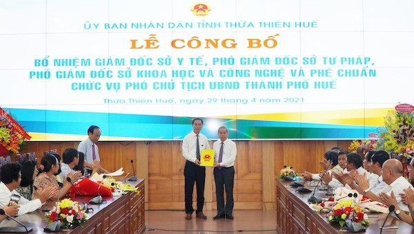 Chủ tịch UBND tỉnh Thừa Thiên Huế trao quyết định cho Tân Giám đốc Sở Y tế.