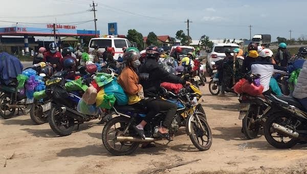 Nhiều người dân về quê bằng xe máy đi qua địa bàn Thừa Thiên Huế (Ảnh chụp sáng 1/8)