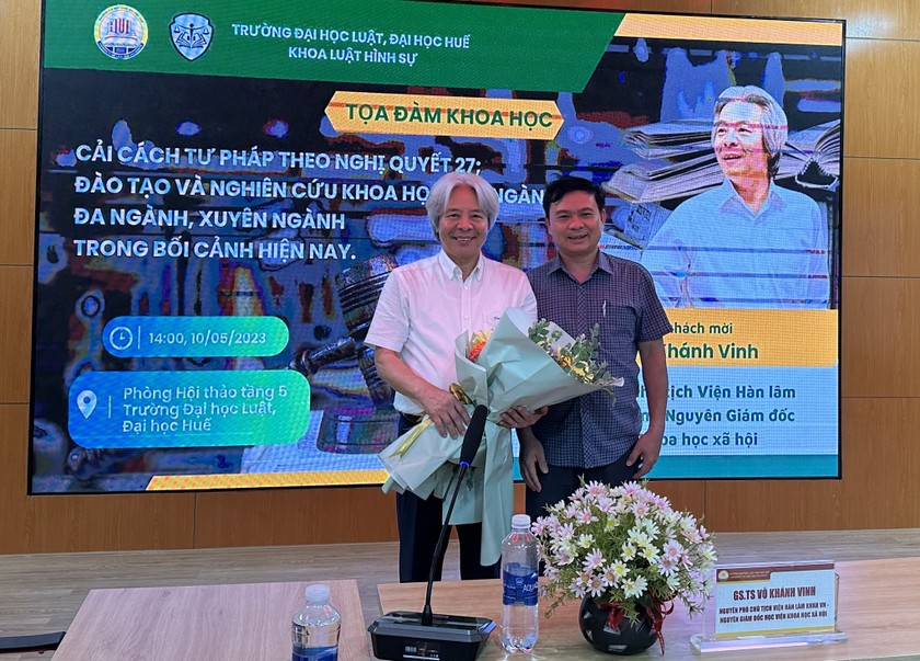 PGS Nguyễn Ngọc Kiện tặng hoa cảm ơn GS Võ Khánh Vinh