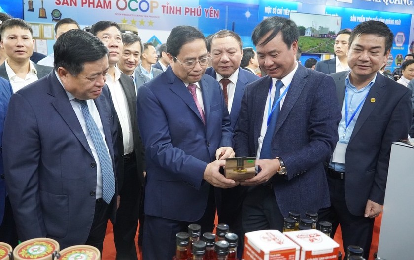 Ông Võ Văn Hưng giới thiệu nông sản địa phương cho Thủ tướng Chính phủ Phạm Minh Chính cùng các đại biểu tại Hội nghị triển khai chương trình hành động của Chính phủ thực hiện Nghị quyết số 26-NQ/TW của Bộ Chính trị (Ảnh chụp tháng 2/2023)