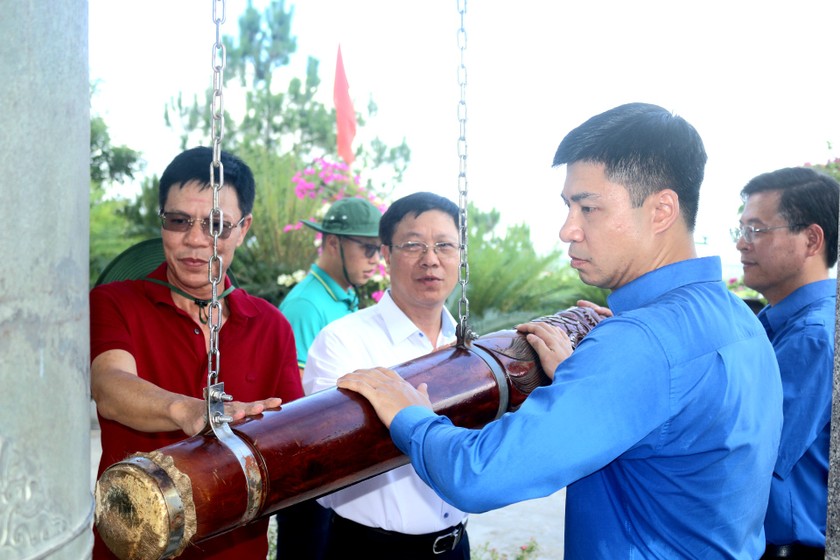 Ông Trịnh Xuân Tùng (Uỷ viên BCH Đoàn Khối các cơ quan Trung ương, Bí thư Đoàn Bộ Tư pháp) xúc động thỉnh chuông