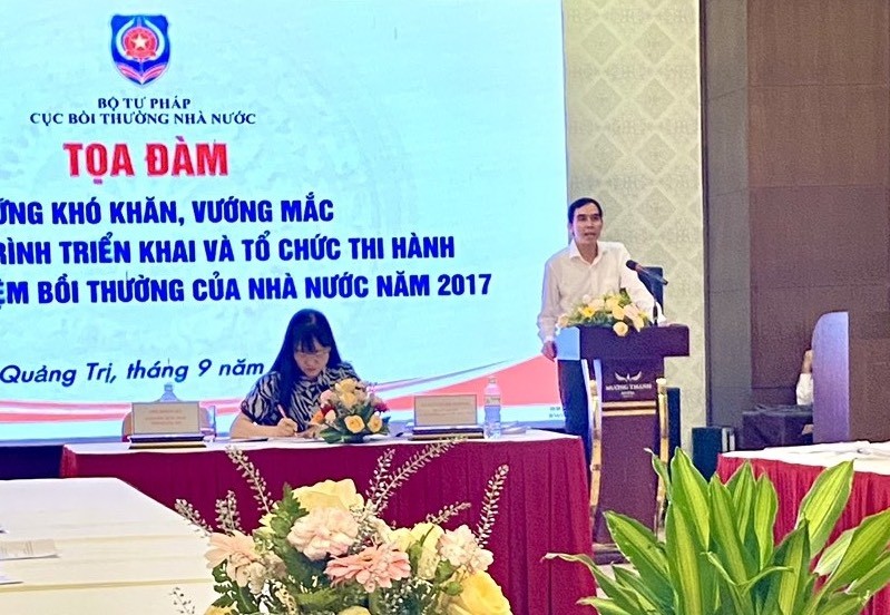 Ông Nguyễn Văn Hưng (Giám đốc Sở tư pháp tỉnh Thừa Thiên Huế) trình bày chuyên đề ảnh 2