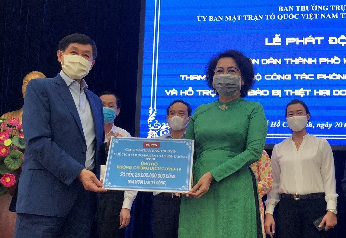  Chủ tịch Ủy ban MTTQ Việt Nam TP HCM Tô Thị Bích Châu tiếp nhận đóng góp từ các tổ chức, cá nhân cho công tác phòng, chống dịch Covid-19.
