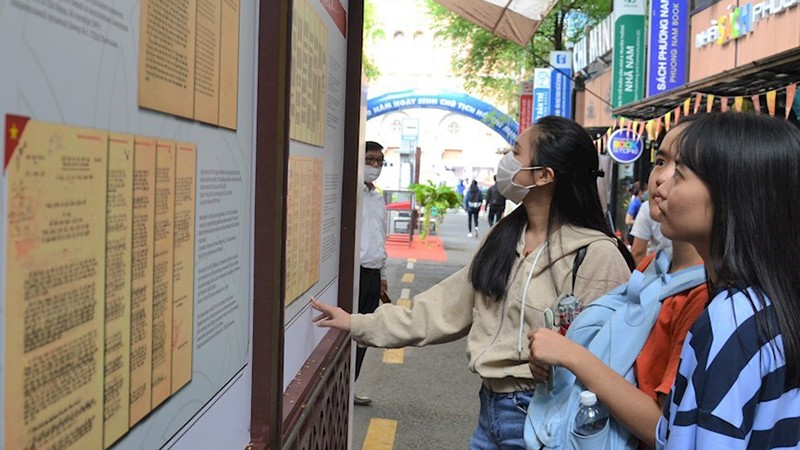 Đông đảo người dân đến triển lãm tư liệu về cuộc đời và sự nghiệp Chủ tịch Hồ Chí Minh.