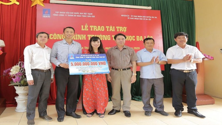 Chủ tịch PVEP Trần Hồng Nam trao tặng 5 tỷ đồng cho Trường Tiểu học Đa Lộc