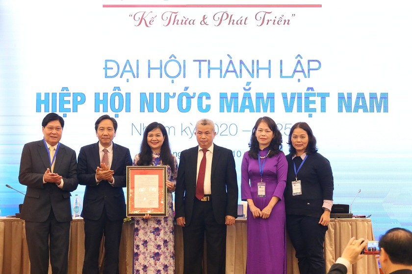 Thứ trưởng Bộ Nội vụ- Trần Anh Tuấn (thứ hai từ trái sang) - trao quyết định thành lập Hiệp hội Nước mắm Việt Nam.