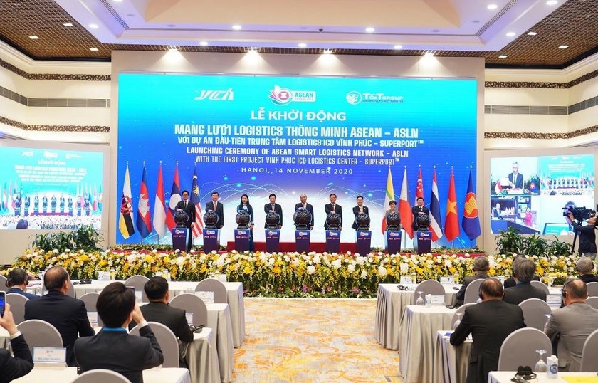 Thủ tướng Chính phủ Nguyễn Xuân Phúc và các đại diện bấm nút khởi động Mạng lưới Logistics thông minh ASEAN với dự án đầu tiên “Trung tâm Logistics ICD Vĩnh Phúc”