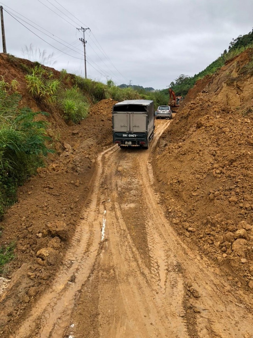 Đất đá sạt lấp kín gần 50m tỉnh lộ ở Lạng Sơn | Báo Pháp luật Việt ...