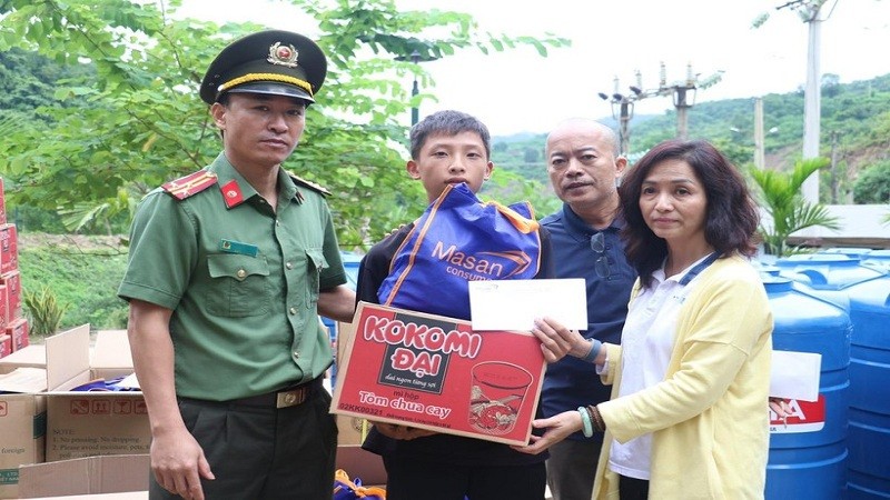 Đại diện Tập đoàn Masan trao tặng phần quà thiết yếu để hỗ trợ người dân Kỳ Sơn.